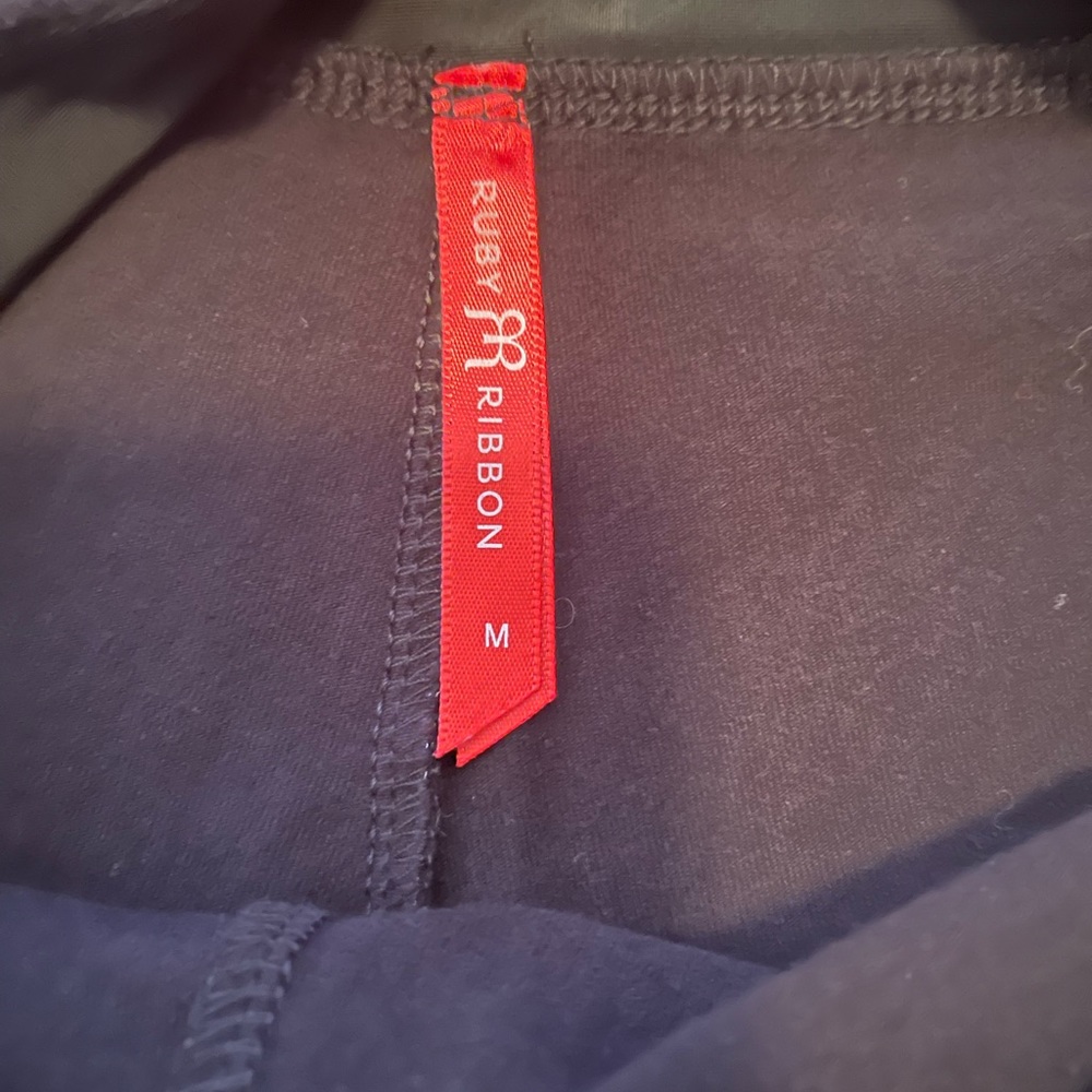 Ruby Ribbon Black Capri Leggings Size Medium - Picture 5 of 5